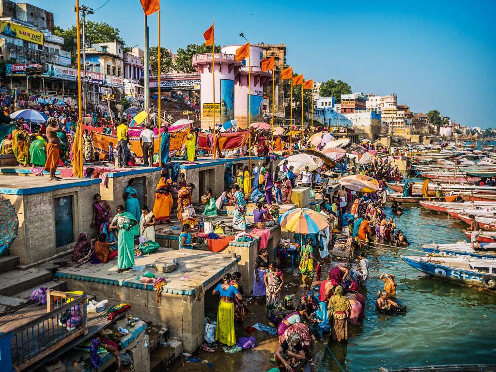 Varanasi, Índia Pioneiros em Dashashwamedh Gha, na beira do Rio Ganges, travam comércio e conversas nos Ghats. O fluxo de pessoas e mercadorias é intenso, vindo da terra ou do mar, por meio de barcos.
