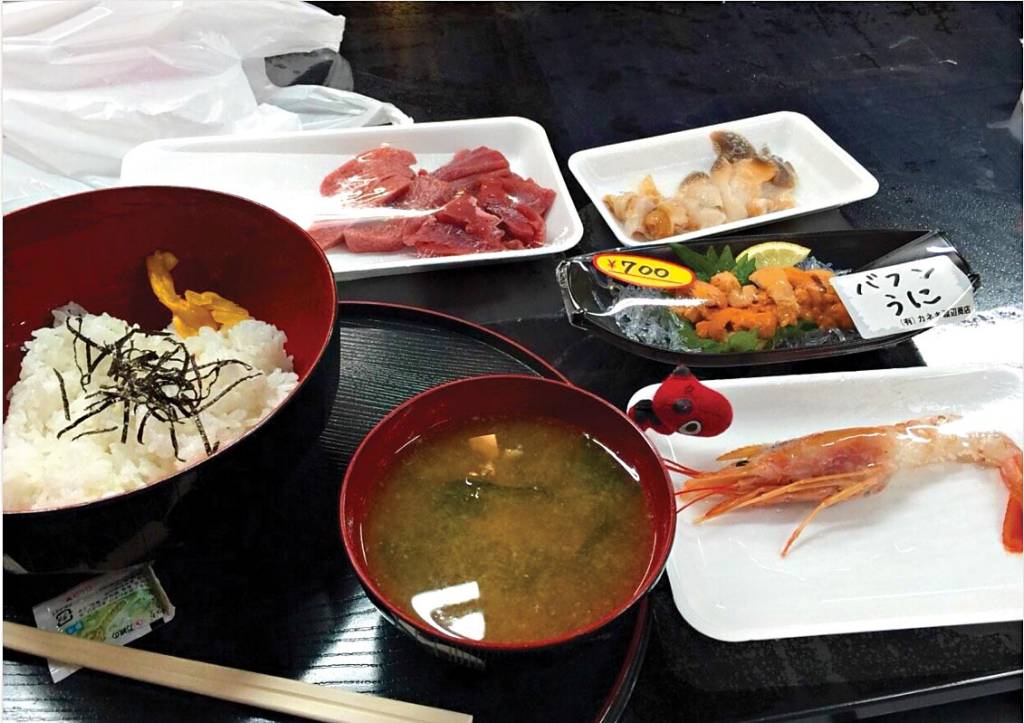 Comida, Japão, Tohoko Tigelas e bandejas de comida típica japonesa (arroz, vegetais, miso, cogumelos e camarão) sobre uma mesa
