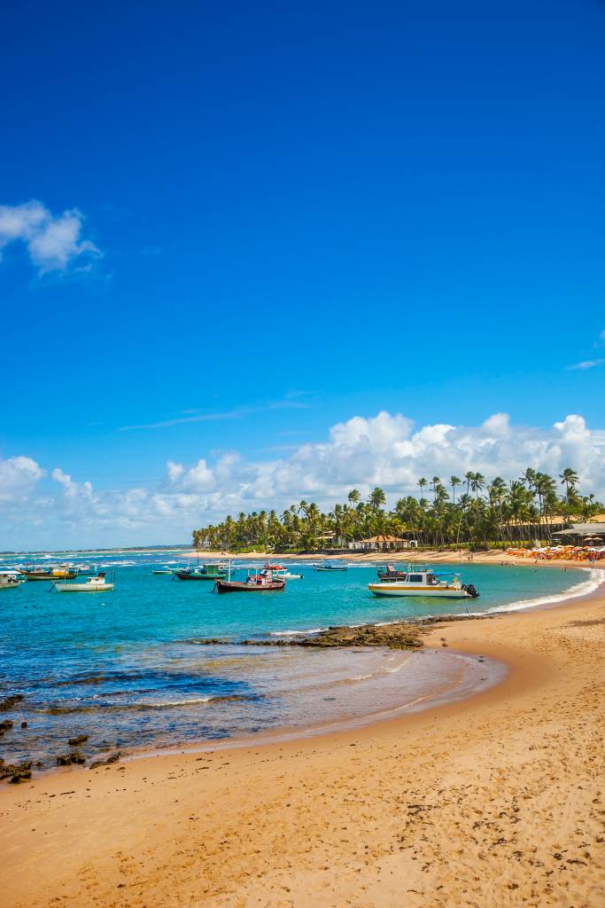 Trecho da orla pra Praia do Forte, que tem 14 quilômetros de extensão
