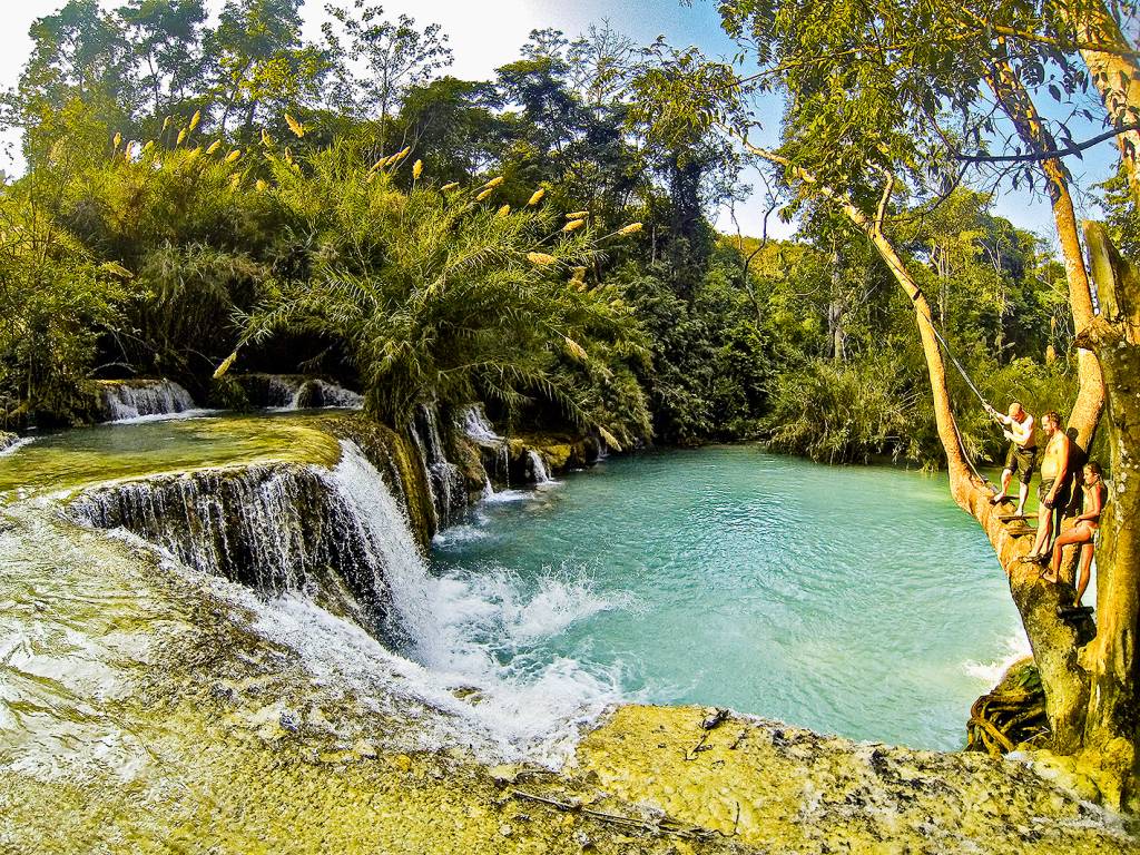 Cachoeiras Kuang Si Falls, em Luang Prabang, Laos, Sudeste Asiático Cachoeiras Kuang Si Falls, em Luang Prabang, Laos, Sudeste Asiático