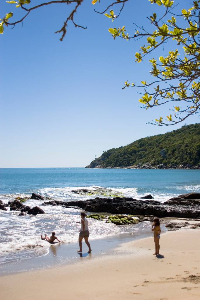 Crianças brincam na praia de Bombinhas, Santa Catarina