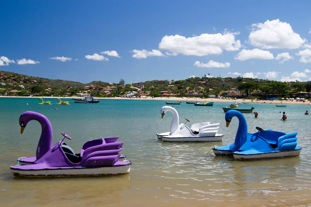 Pedalinhos para crianças na praia da Ferradura, em Búzios, Rio de Janeiro