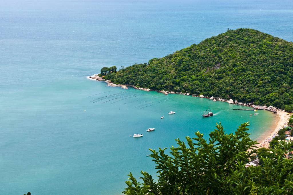 Vista do alto da praia de Laranjeiras em Balneário Camboriú, Santa Catarina