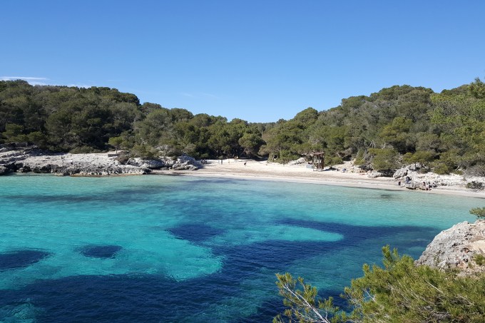 Praia em Menorca, balneário na Espanha