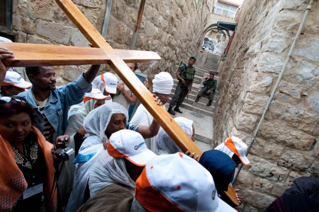 Peregrinos cristãos da Etiópia carregam cruz na Via Dolorosa, cidade velha de Jerusalém, Israel, na sexta-feira da Semana Santa de 2011 Peregrinos cristãos da Etiópia carregam cruz na Via Dolorosa, cidade velha de Jerusalém, Israel, na sexta-feira da Semana Santa de 2011