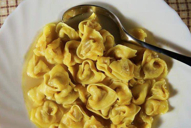 Tortellini in brodo de Bolonha, Itália