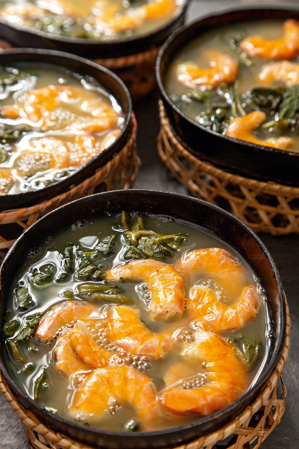 Camarão cozido em meio a verduras verde-escuras