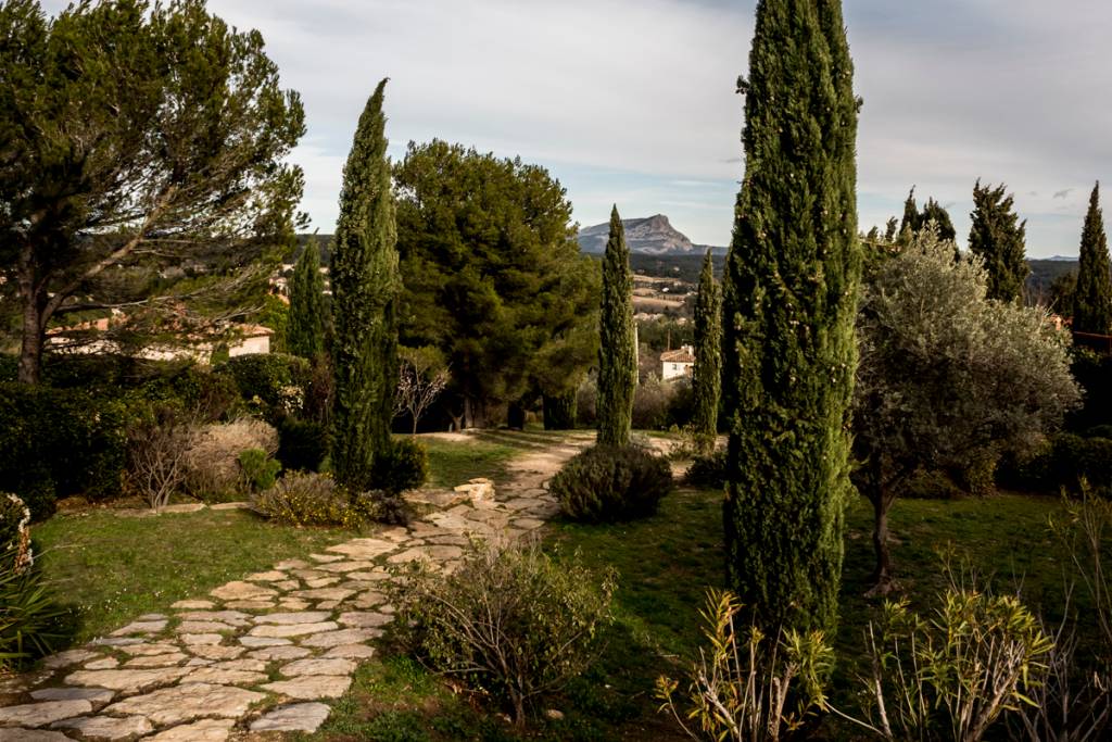 A Montanha de Sainte-Victoire e sua inconfundível forma de triângulo, vista de um mirante onde Cézanee costumava pintar: musa inspiradora