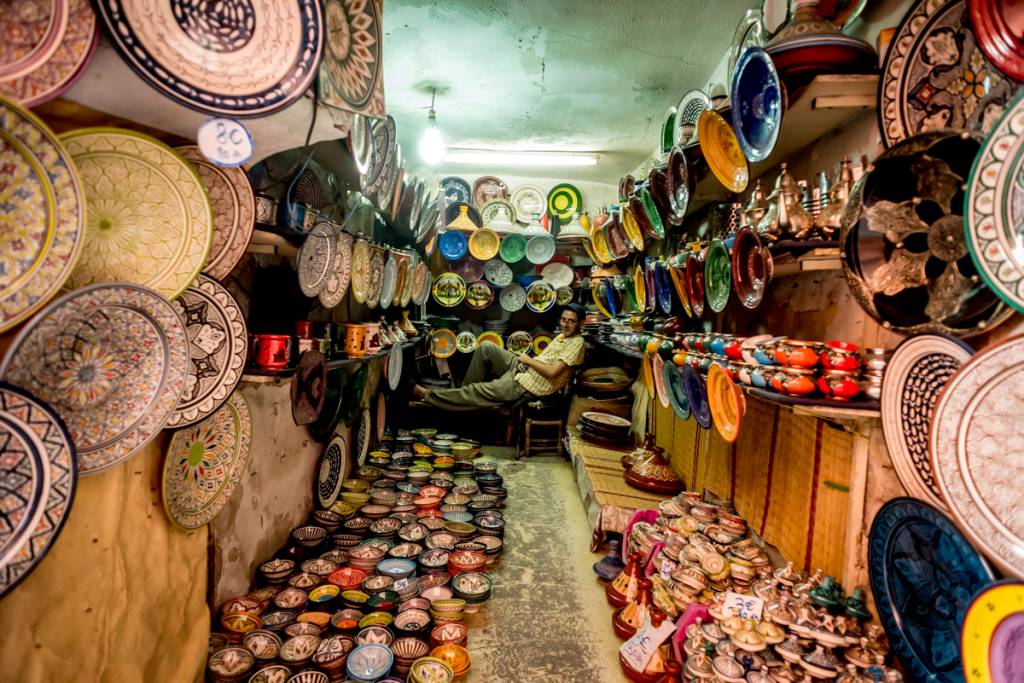 Vendedor de sapatos no souk: a vida passa lentamente...