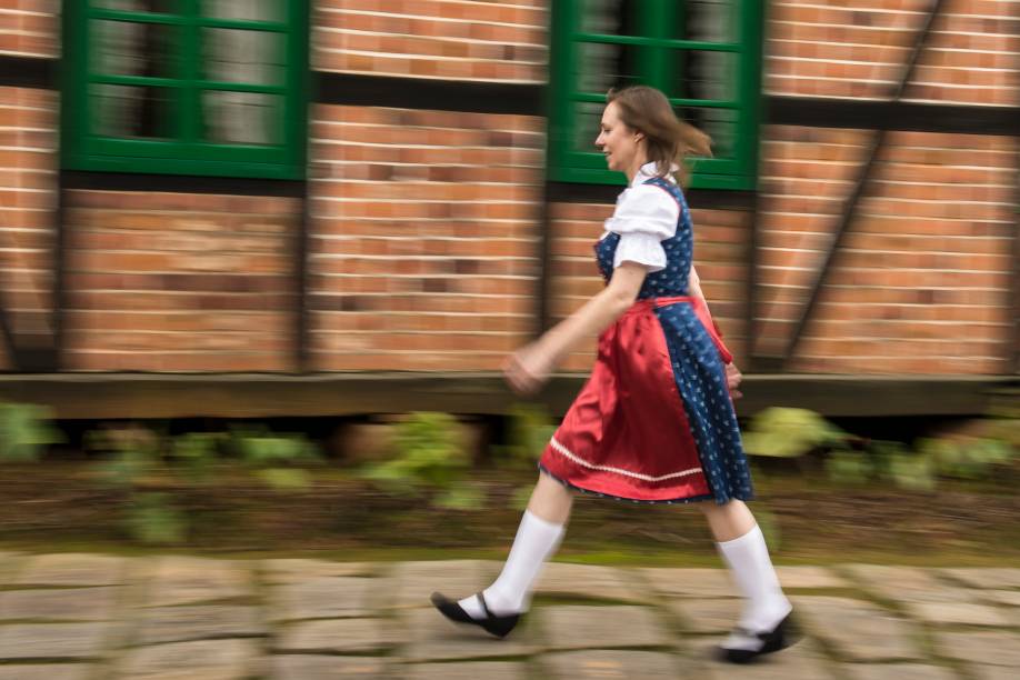 Moca em traje tradicional, em Blumenau