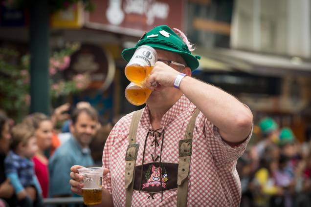 Homem bebendo três copos de cerveja durante o Oktoberfest, em Blumenau. Homem bebendo três copos de cerveja durante o Oktoberfest, em Blumenau.