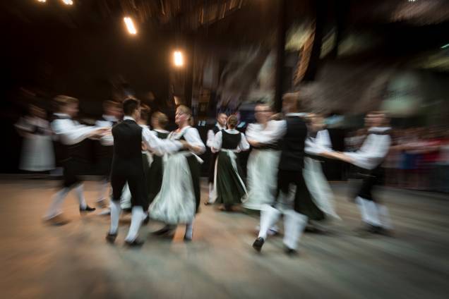 Pessoas dançando durante o festival de Oktoberfest em Blumenau, Santa Catarina Pessoas dançando durante o festival de Oktoberfest em Blumenau, Santa Catarina