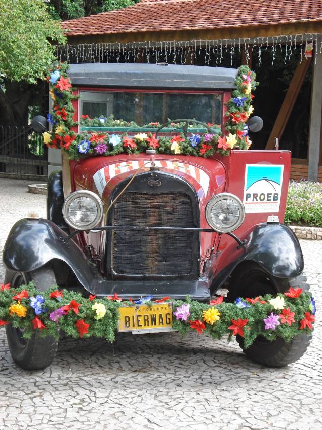 Ford antigo em Blumenau, Santa Catariana, durante o Oktoberfest Ford antigo em Blumenau, Santa Catariana, durante o Oktoberfest