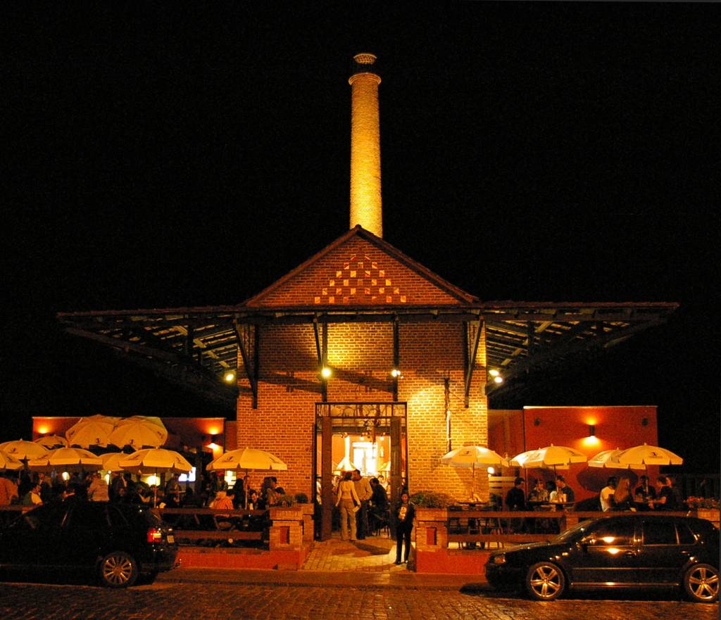 O bar da Schornstein &eacute; coroado por uma chamin&eacute;.