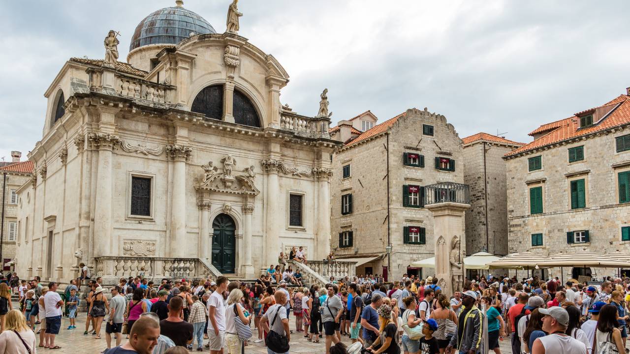 Turistas na Igreja Saint Blaise, em Dubrovnik, na Croácia