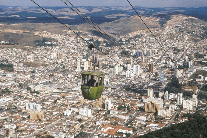 Teleférico e vista geral da cidade de Poços de Caldas, no sudoeste de Minas Gerais
