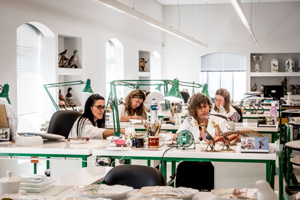 O ateliê de pintura manual na fábrica: museu ao vivo