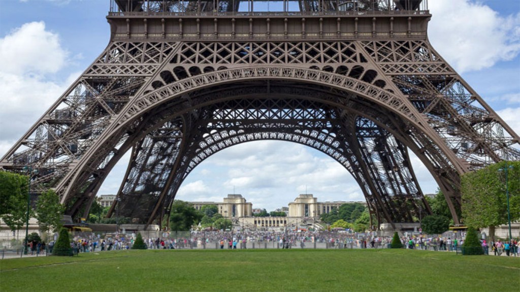 Projeto de como vai ficar a Torre Eiffel quando o muro de vidro blindado ficar pronto em 2018