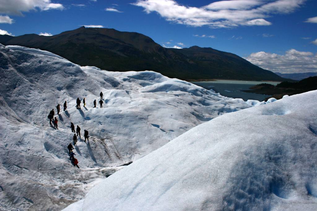 Seres humanos fazendo as vezes de formigas no fantástico mundo azul e branco do Perito Moreno. Crédito: