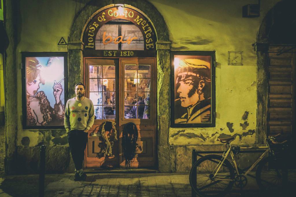 Felipe na porta do bar: homenagem aos marinheiros e piratas