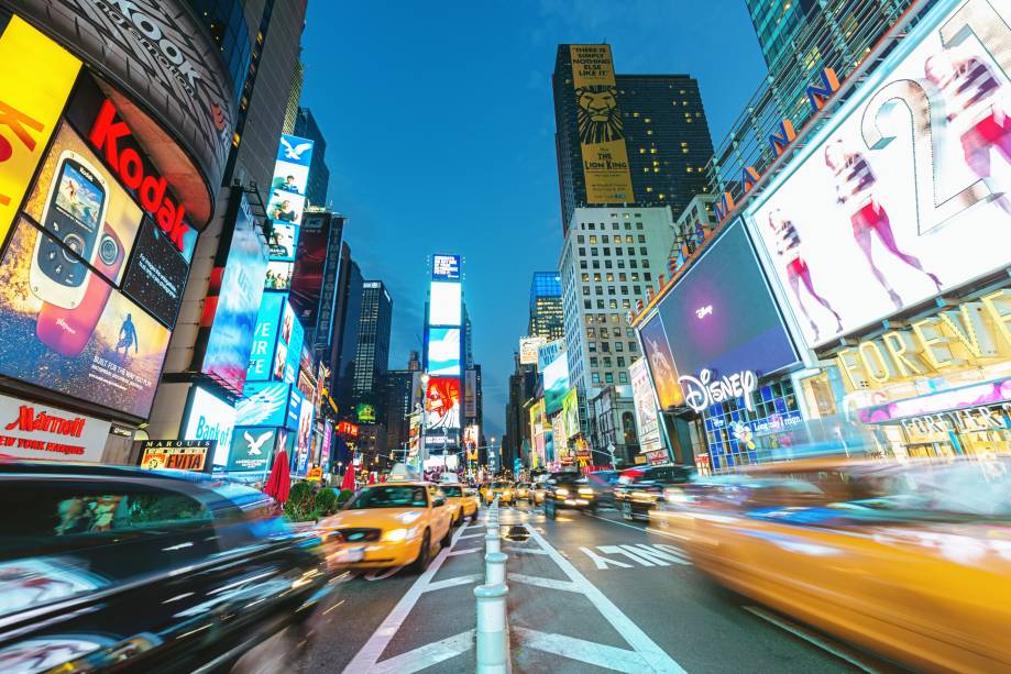 <strong>Times Square – <a href="https://beta-develop.viagemeturismo.abril.com.br/materias/guia-tudo-sobre-nova-york/" target="_blank" rel="noopener">Nova York</a> – <a href="https://beta-develop.viagemeturismo.abril.com.br/paises/estados-unidos/" target="_blank" rel="noopener">Estados Unidos</a></strong> Não é exatamente uma praça como as outras e sim um largo entre os cruzamentos de duas grandes avenidas da Grande Maçã. É um dos principais cartões postais da cidade e não poderia faltar nessa lista! As milhares de luzes, cartazes, painéis e, principalmente, as multidões de pessoas que vão e vem nas ruas que cruzam a 42nd Street, a 7ª avenida e a <a href="https://viajeaqui.abril.com.br/estabelecimentos/estados-unidos-nova-york-atracao-broadway" target="_blank" rel="noopener"><strong>Broadway</strong></a> podem te deixar um pouco tonto. Mas passa, não se preocupe. Essa sensação de muita informação, muita luz e muita gente é comum entre os visitantes <a href="https://www.booking.com/searchresults.pt-br.html?aid=332455&sid=d98f25c4d6d5f89238aebe98e11a09ba&sb=1&src=searchresults&src_elem=sb&error_url=https%3A%2F%2Fwww.booking.com%2Fsearchresults.pt-br.html%3Faid%3D332455%3Bsid%3Dd98f25c4d6d5f89238aebe98e11a09ba%3Btmpl%3Dsearchresults%3Bac_click_type%3Db%3Bac_position%3D0%3Bcity%3D-132007%3Bclass_interval%3D1%3Bdest_id%3D-1898541%3Bdest_type%3Dcity%3Bdtdisc%3D0%3Bfrom_sf%3D1%3Bgroup_adults%3D2%3Bgroup_children%3D0%3Biata%3DBJS%3Binac%3D0%3Bindex_postcard%3D0%3Blabel_click%3Dundef%3Bno_rooms%3D1%3Boffset%3D0%3Bpostcard%3D0%3Braw_dest_type%3Dcity%3Broom1%3DA%252CA%3Bsb_price_type%3Dtotal%3Bsearch_selected%3D1%3Bshw_aparth%3D1%3Bslp_r_match%3D0%3Bsrc%3Dsearchresults%3Bsrc_elem%3Dsb%3Bsrpvid%3Da8af79f89744020b%3Bss%3DBeijing%252C%2520Beijing%2520Area%252C%2520China%3Bss_all%3D0%3Bss_raw%3Dbeijing%3Bssb%3Dempty%3Bsshis%3D0%3Bssne%3DVeneza%3Bssne_untouched%3DVeneza%26%3B&ss=Nova+York%2C+Estado+de+Nova+York%2C+Estados+Unidos&is_ski_area=&ssne=Pequim&ssne_untouched=Pequim&city=-1898541&checkin_year=&checkin_month=&checkout_year=&checkout_month=&group_adults=2&group_children=0&no_rooms=1&from_sf=1&ss_raw=nova+york&ac_position=0&ac_langcode=xb&ac_click_type=b&dest_id=20088325&dest_type=city&iata=NYC&place_id_lat=40.768074&place_id_lon=-73.981895&search_pageview_id=a8af79f89744020b&search_selected=true&search_pageview_id=a8af79f89744020b&ac_suggestion_list_length=5&ac_suggestion_theme_list_length=0" target="_blank" rel="noopener"><em>Busque hospedagem em Nova York</em></a>