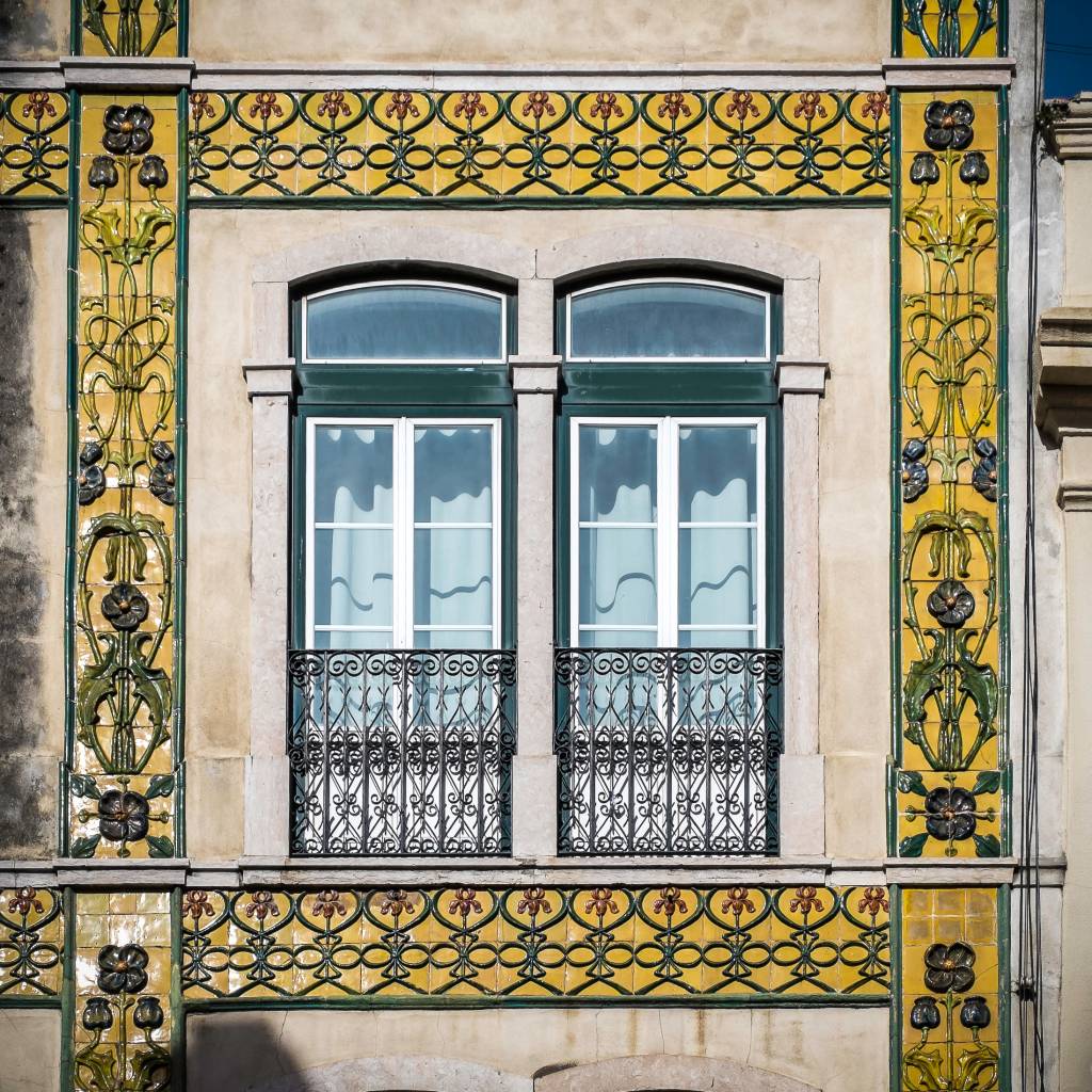 Edifício decorado com azulejos do início do século 20 na Rua das Janelas Verdes, 70-78