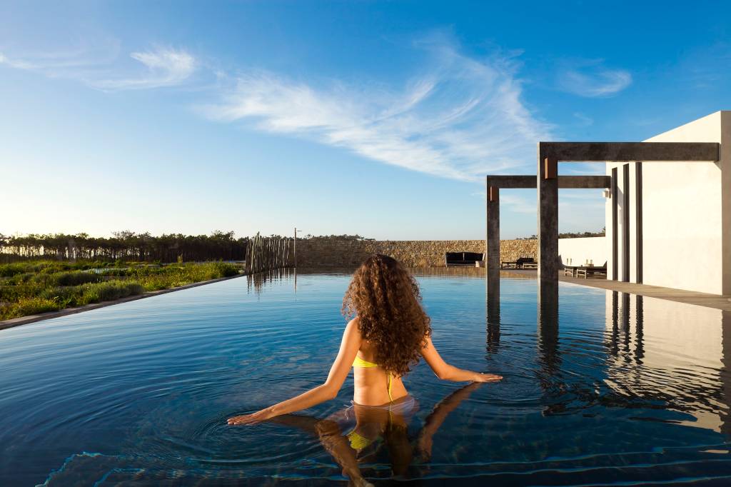 A piscina debruçada sobre o campo, com o mar logo ali: oásis ainda desconhecido