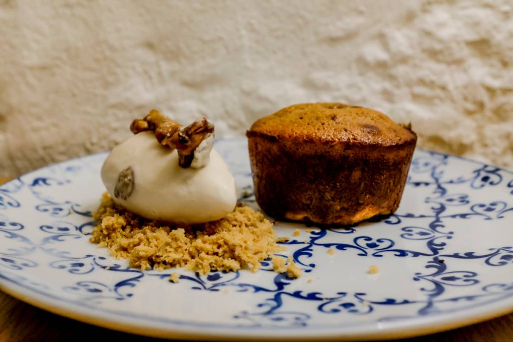 Grand finale parte 2: fondant de chocolate branco com recheio que escorre, acompanhado de sorvete de nozes