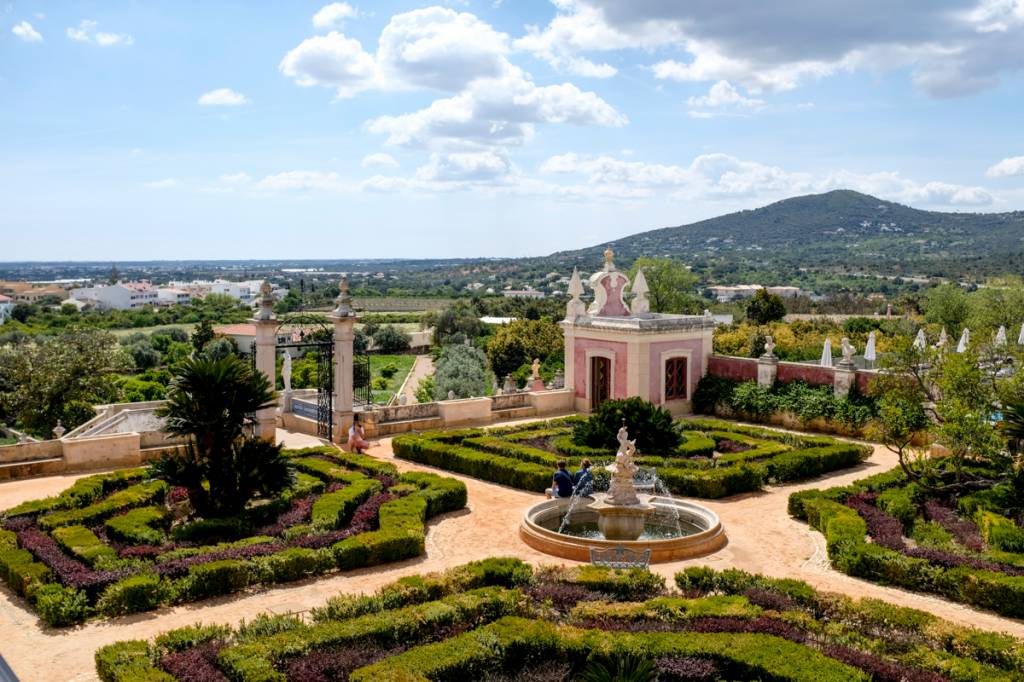 Os lindos jardins do palácio, com a vilinha a seus pés