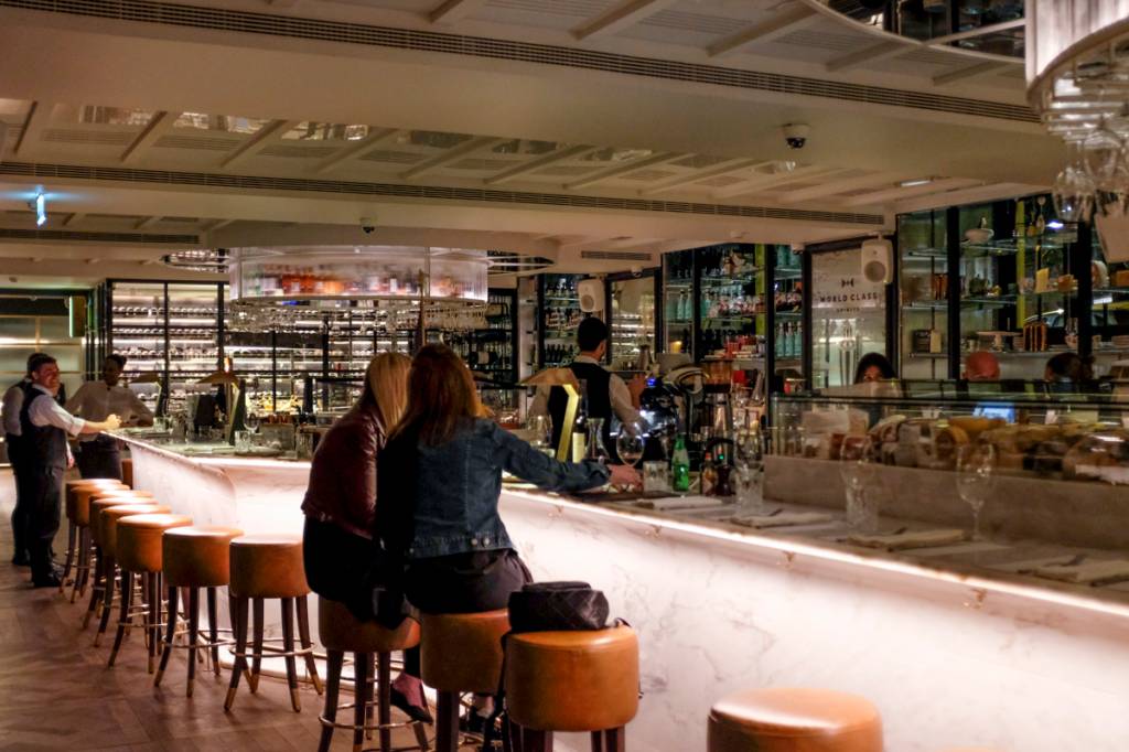 JNCQUOI, Lisboa, Portugal2 O bar, no subsolo: ótima pedida para um drinque antes do jantar