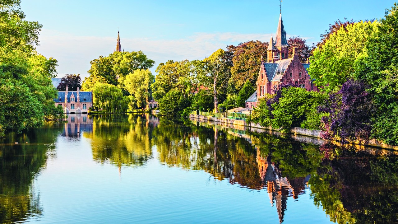 O parque Minnewater, em Bruges, Bélgica