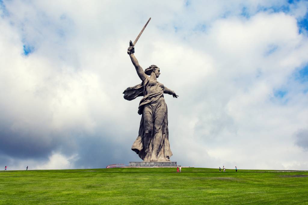 Estátua Mãe Pátria no topo da Colina Mamayev Kurgan Estátua Mãe Pátria no topo da Colina Mamayev Kurgan