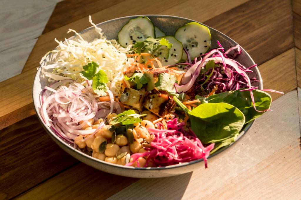 Jardim Minerva, Comporta, Portugal 5 Veggie Bowl: cuscuz (ou quinoa) com tofu, legumes e salada