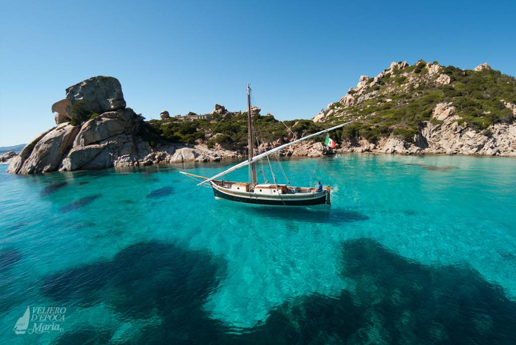 Veliero d’Epoca Maria, Arquipélago Maddalena, Sardenha, Itália Veliero d’Epoca Maria, Arquipélago Maddalena, Sardenha, Itália
