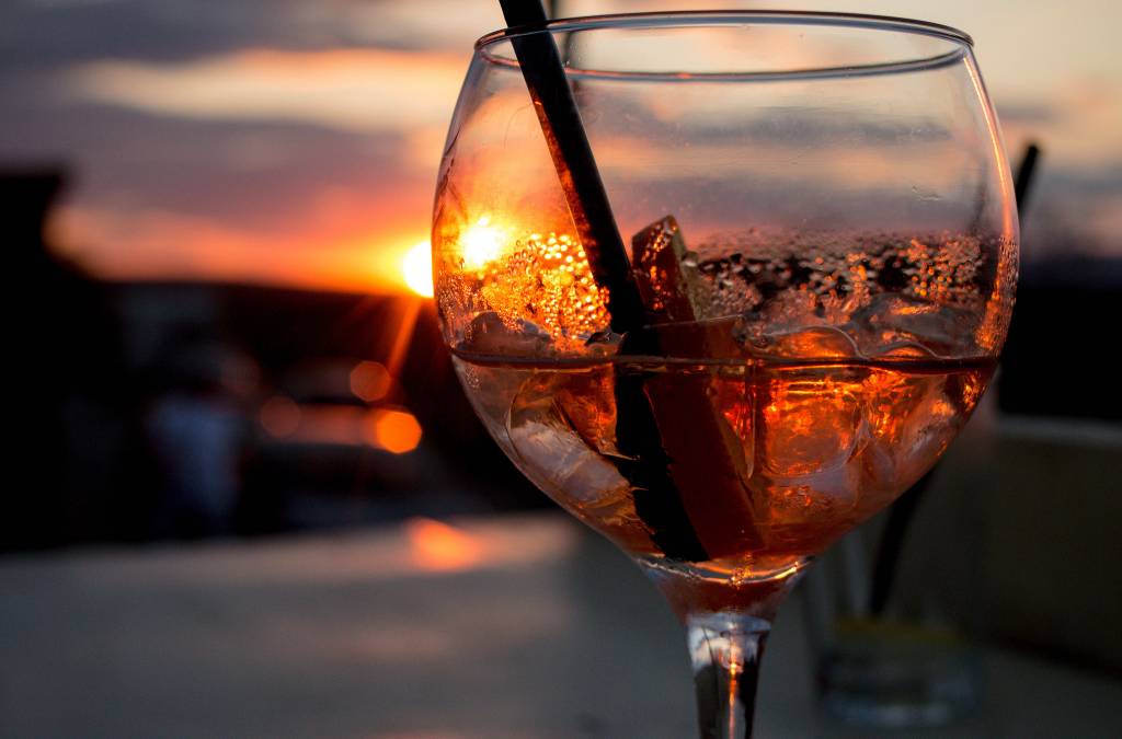 Aperol Spritz, o drink que não pode faltar no verão italiano, é bem fácil de preparar em casa