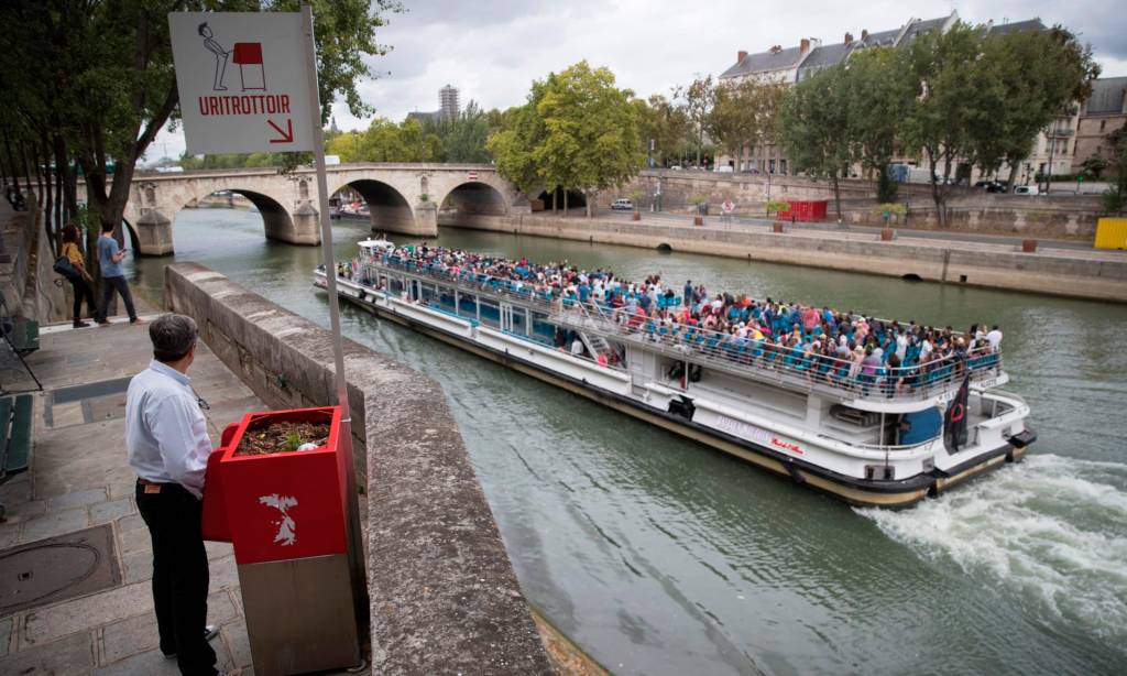 Urinol à beira do Sena, Paris