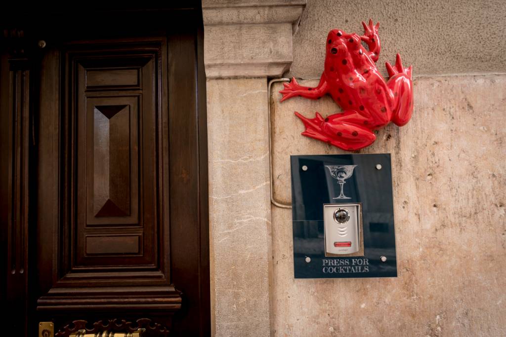 Red Frog Lisboa A entrada do speakeasy: siga o sapo vermelho!