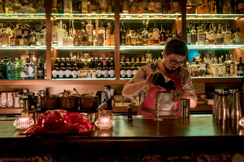 Red Frog Lisboa O bartender Paulo em ação: recentemente eleito dos melhores bartenders da Europa pela revista Mixology