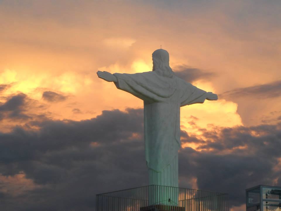 De costas, a versão de Socorro para o Cristo Redentor De costas, a versão de Socorro para o Cristo Redentor
