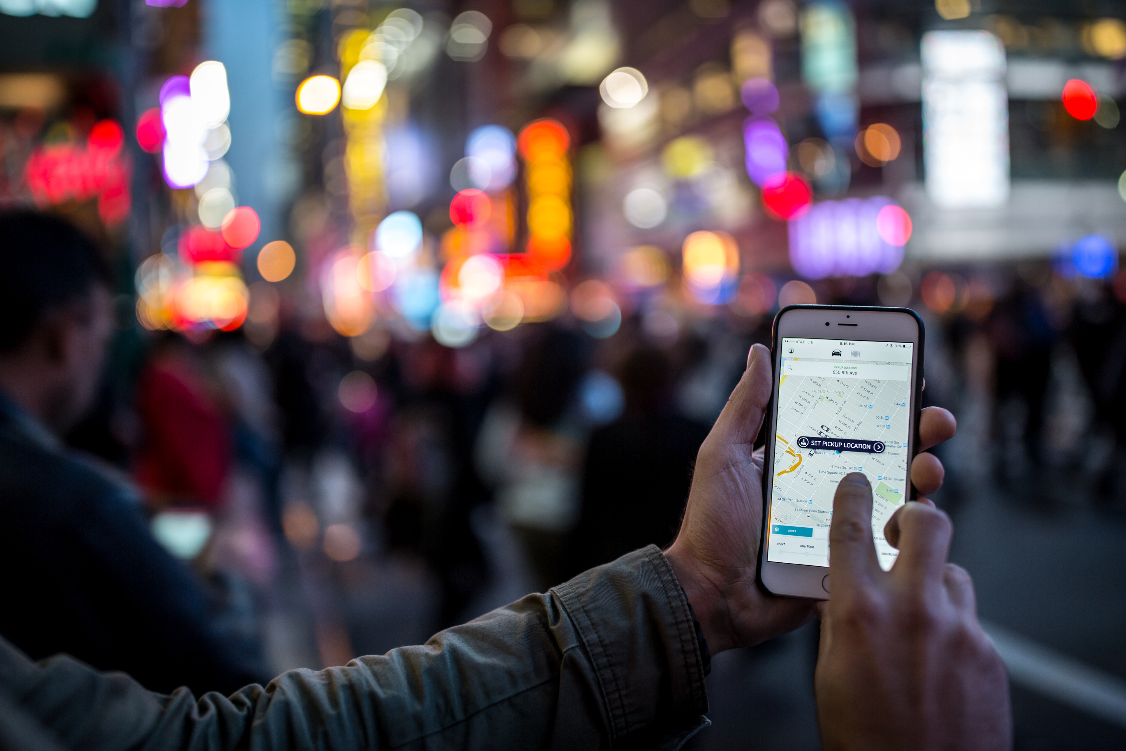 Homem usando uber em NY