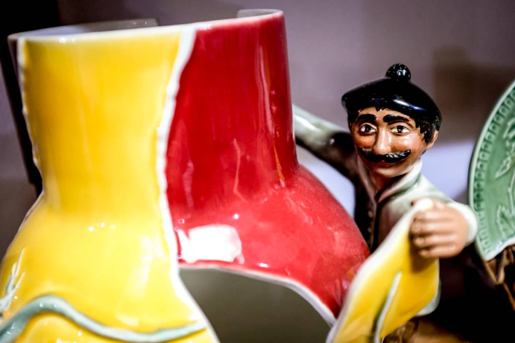 FabricaBordalloPinheiro7 Uma das peças de colecionador desenvolvidas em parceria com outros artistas: O Colador de Cacos, by Vik Muniz
