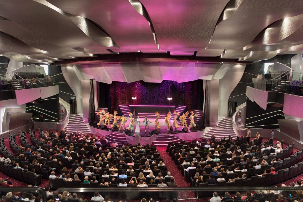 Com capacidade para 1600 pessoas, o gigante teatro do MSC Preziosa