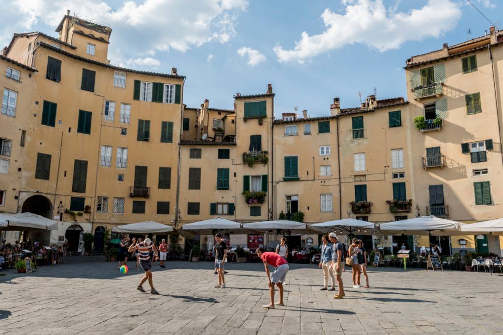 Lucca, Itália Futebol na Piazza Anfiteatro, em Lucca