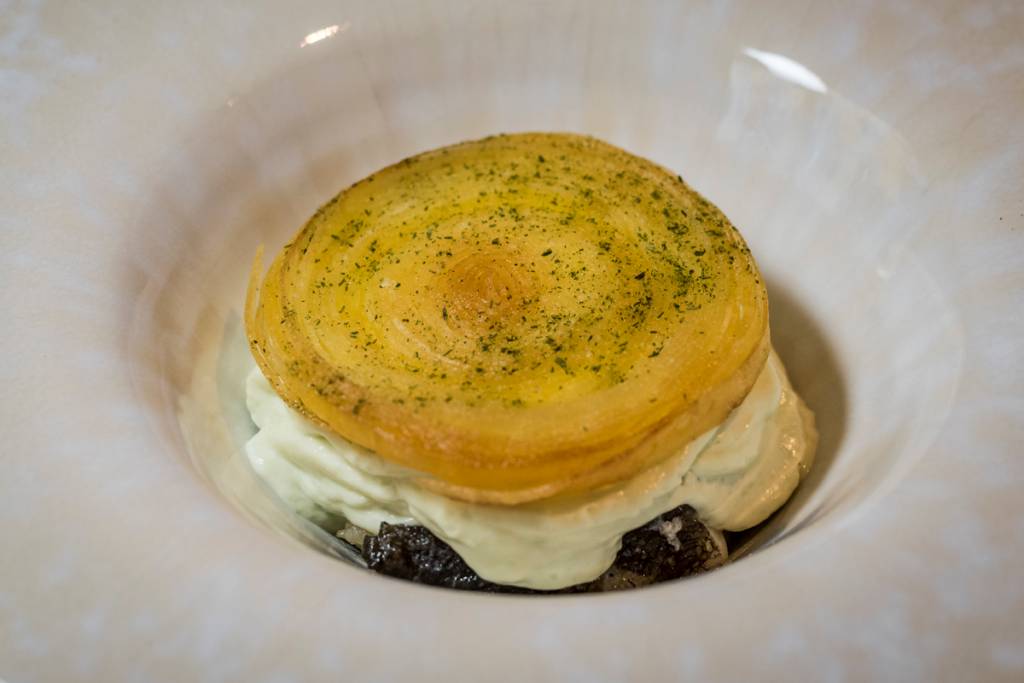 Bacalhau com creme de alho e espiral de cebolas douradas e crocantes: mix de texturas