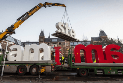 Letreiro "I Amsterdam" removido em Amsterdã, na Holanda