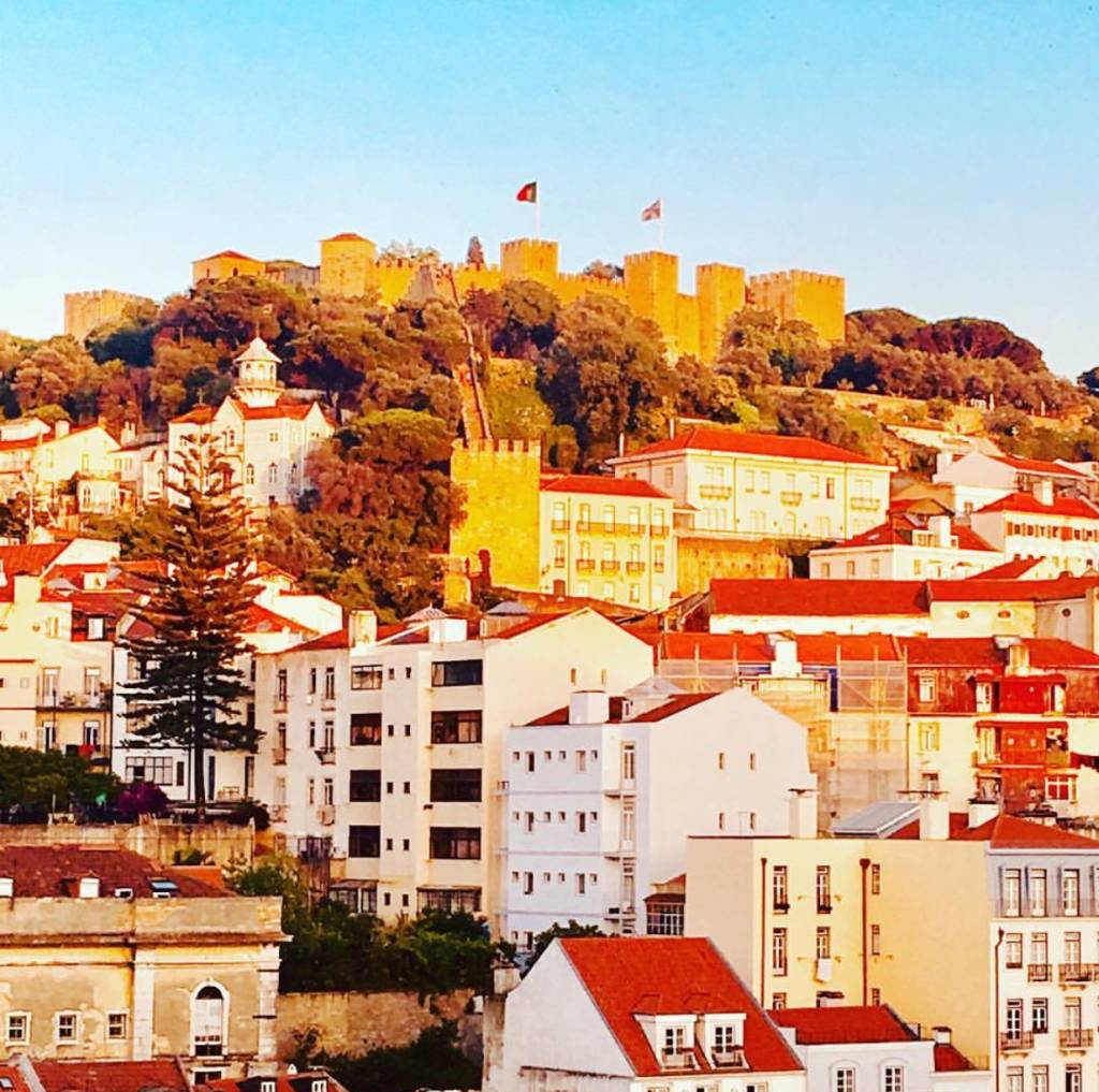 O Castelo de São Jorge, em Lisboa, ao pôr do sol: cadê inverno?