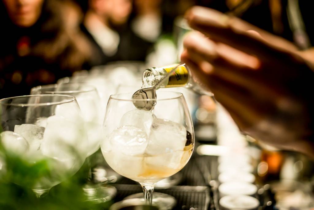 Gin Lovers, Lisboa, Portugal Bartenders em ação na Gin Lovers, no Príncipe Real: mais de 50 receitas só de gin tônica