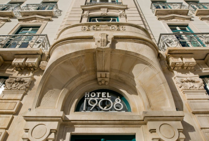 A bela fachada do 1908 Lisboa Hotel: puro glamour de volta