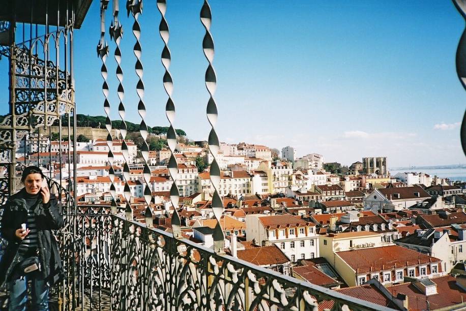 O Elevador de Santa Justa leva a um terraço de onde se tem uma vista panorâmica do Bairro Alto e Chiado