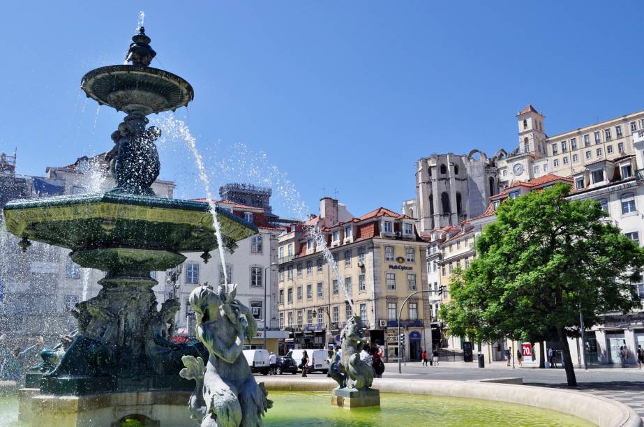 A Praça do Rossio abriga uma estátua de Dom Pedro I, duas fontes e o Teatro D. Maria II. A típica calçada portuguesa, com pedras azuis e brancas, lembram as ondas do mar